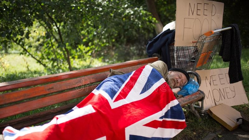 イギリスで、破産と貧困の襲来に警告