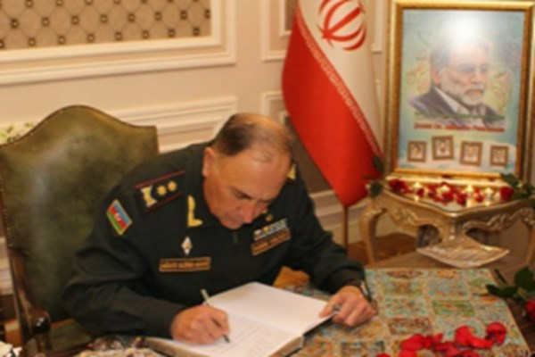 مساعد وزير الدفاع الاذربيجاني يزور السفارة الايرانية للتعزية باستشهاد فخري زادة