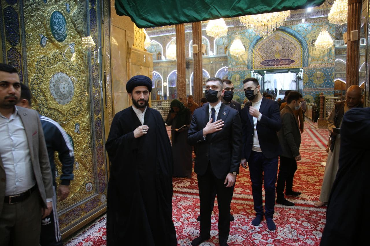 القائم بالاعمال في سفارة اذربيجان يزور مرقد الامام الحسين (ع) وقبر "فضولي البغدادي"+(صور)