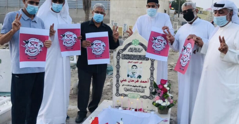 البحرانيون يحيون عيد الشهداء بزيارة قبورهم تحت شعار “أحياء”