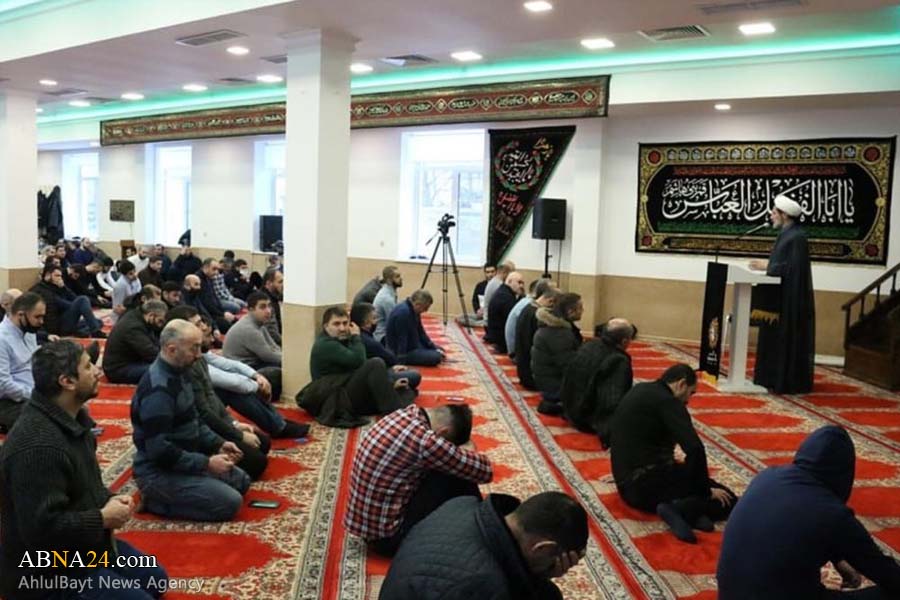 Photos: Shiites perform Friday prayer in Moscow