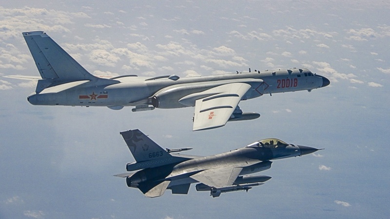 台湾、「中国の軍用機２機を探知」