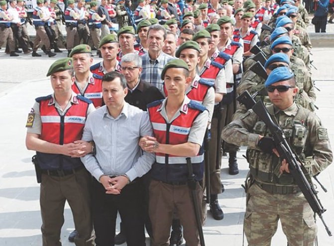 تركيا: احتجاز 304 من العسكريين لعلاقتهم بتنظيم غولن