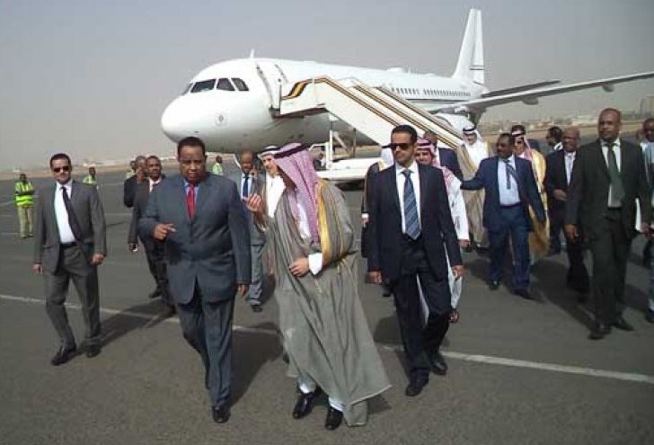 وزير الخارجية السعودي يصل إلى مطار الخرطوم