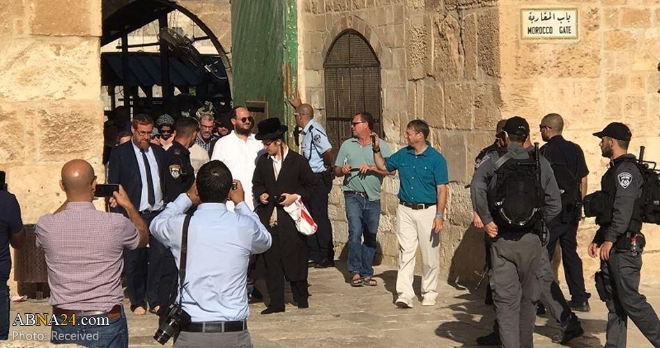 Dozens of fanatic Jewish settlers desecrate Al-Aqsa courtyards