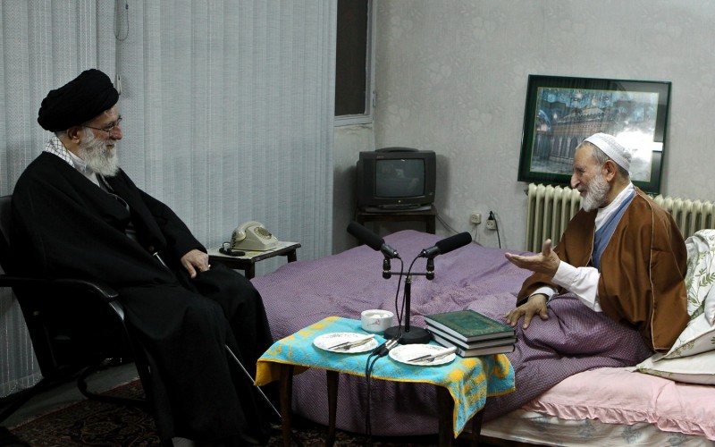 الإمام الخامنئي يعزي برحيل آية الله الشيخ محمد يزدي