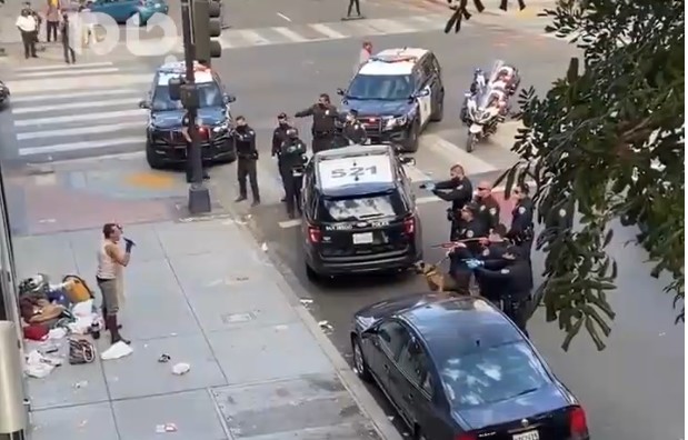 ABD polisi sokakta yatan vatandaşı vurdu