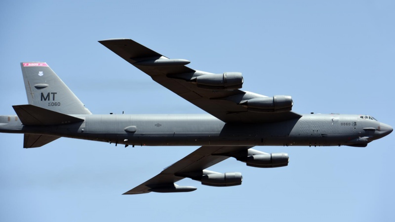 Zwei US-B52-Bomber fliegen über dem Persischen Golf