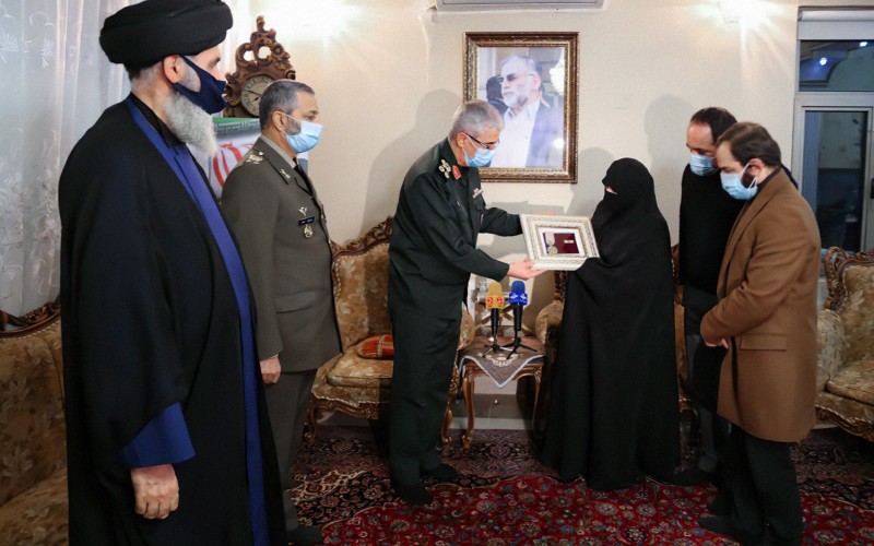 الإمام الخامنئي يمنح العالم الشهيد محسن فخري زاده وسام النصر من الدرجة الأولى