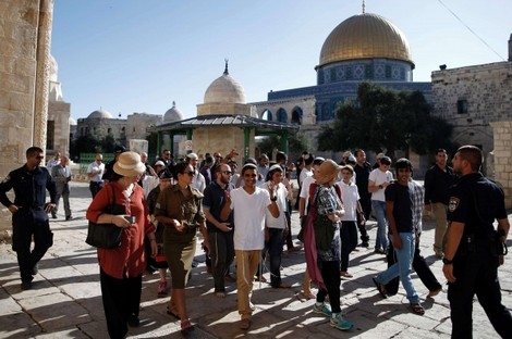 130 مستوطنا صهيونيا يدنسون باحات "المسجد الأقصى" المبارك