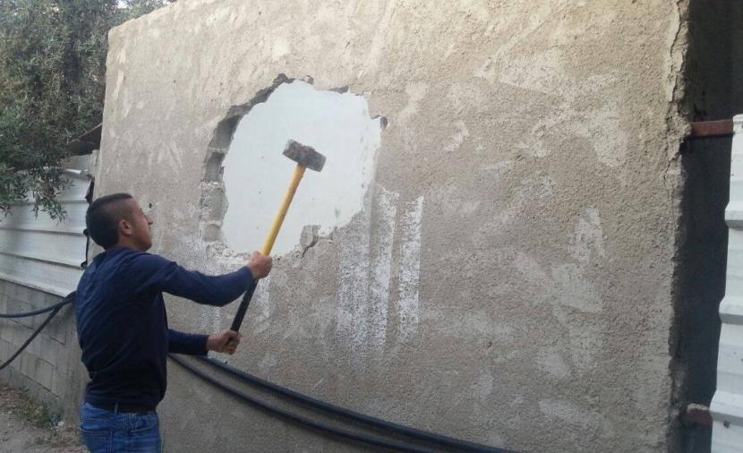 الاحتلال الاسرائيلي يُجبر عائلة فلسطينية على هدم منزلها في القدس المحتلة