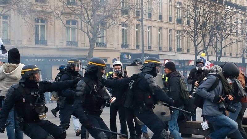 Тысячи людей вышли на улицы Парижа в знак протеста против скандального французского законопроекта