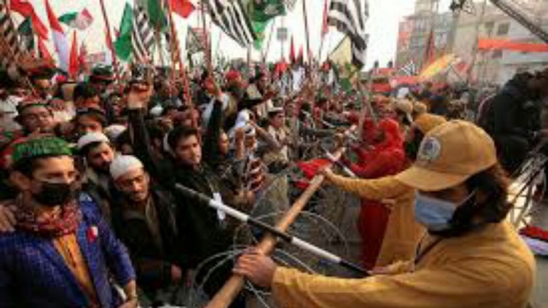 Pakistan, proteste anti governo nonostante picco Covid