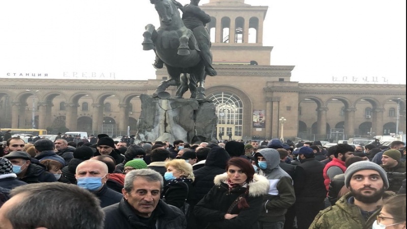 Пашинјана гаршы етиразлар давам едир