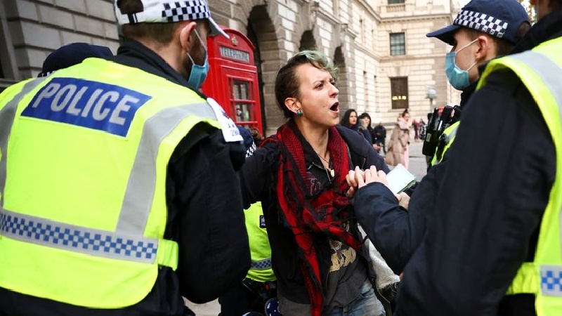 英国逮捕强制接种疫苗的反对者