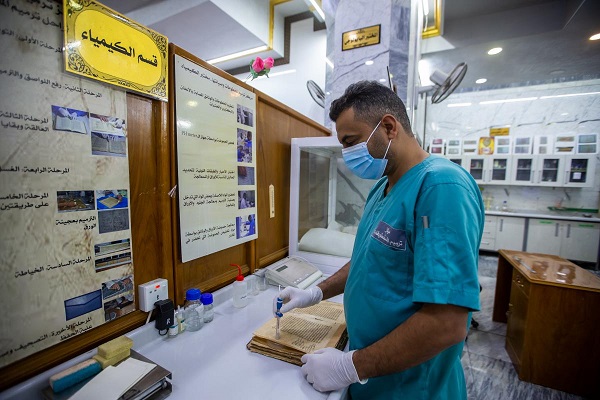 المختبرُ الكيميائيّ ركيزةٌ هامّة لترميم المخطوطات ونقطة شروعٍ لباقي المراحل