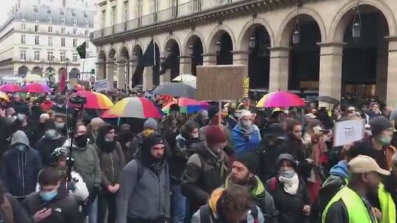 Улицы Парижа заняты желтыми жилетами, протестующими против Макрона