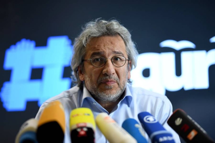 حكم بالسجن على صحفي بتهمة "التجسس ومساعدة تنظيم إرهابي مسلح" أكثر من 27 عاما