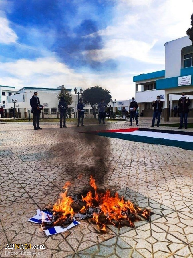Photos: des étudiants marocains brûlent le drapeau d'Israël pour condamner l'accord de normalisation