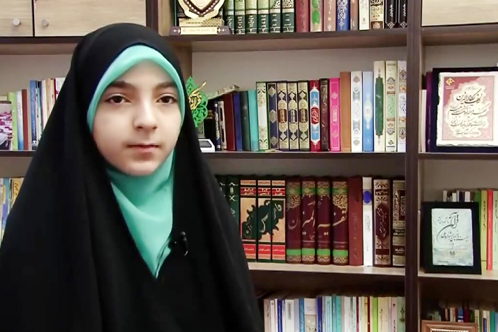 Une adolescente iranienne organise des cours de mémorisation en ligne