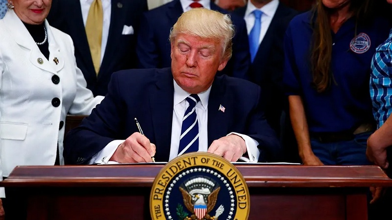 CNN: Трамп подписал законопроект о пакете финансовой помощи в связи с коронавирусом