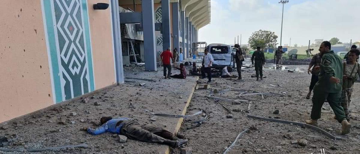 انفجارات تستهدف الحكومة الجديدة القادمة من الرياض أثناء وصولها لمطار عدن