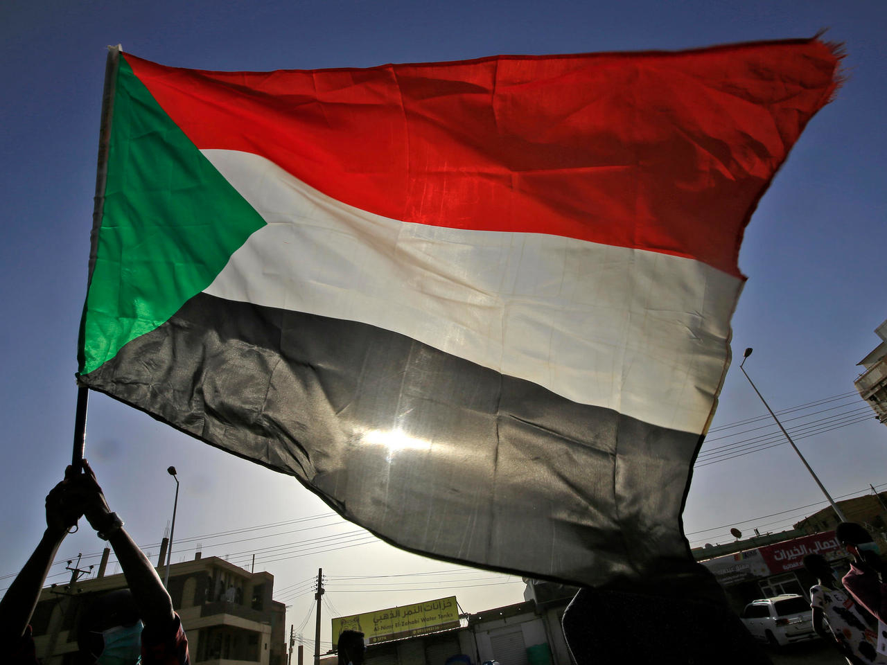 المئات يتظاهرون احتجاجا على مقتل ناشط سياسي بالخرطوم يشتبه بتعرضه للتعذيب