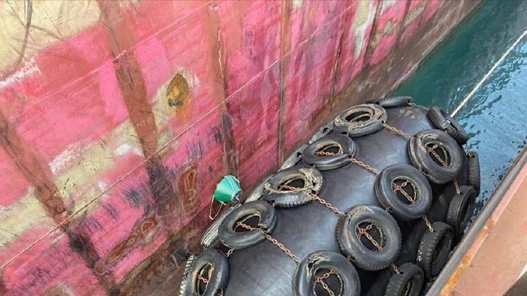 مكافحة المتفرجات العراقية تفكك اللغم الذي التصق بسفينة نفطية بموانئ البصرة