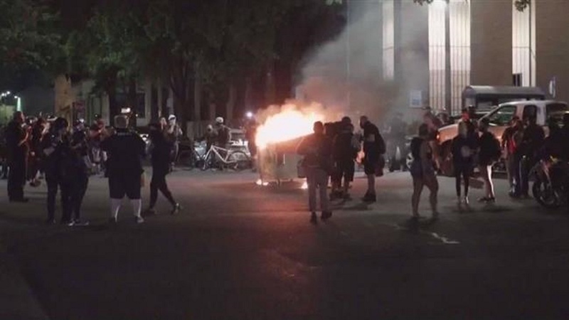 Жестокие протесты сторонников Трампа против ограничений по коронавирусу в центре штата Орегона