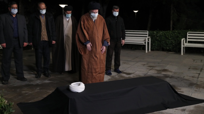 Ayetullah Hamanei, Ayetullah Mesbah Yezdi'nin cenaze namazını kıldırdı