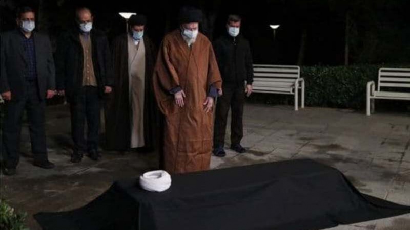 Али Мәгамлы Рәһбәр Ајәтуллаһ Мисбаһ Јәздијә намаз гылыблар