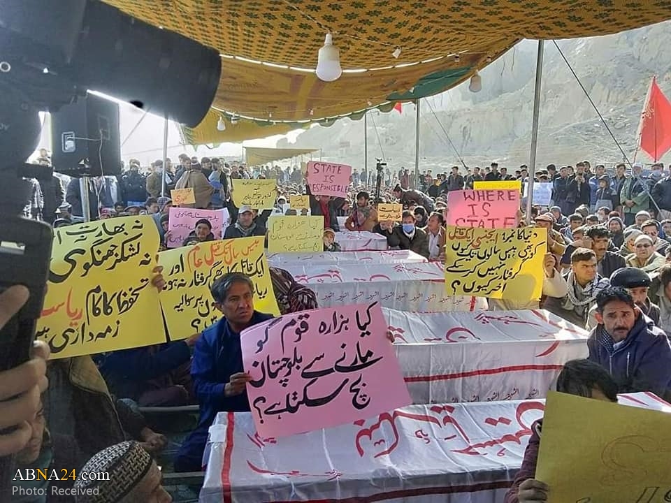 Pakistan: Shia Muslim families refuse to bury dead after ISIS brutal attack