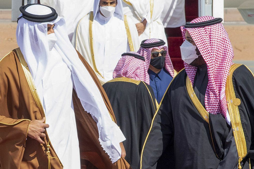 بعد قطيعة 3 سنوات... ولي العهد السعودي يستقبل أمير قطر بـ"الأحضان"