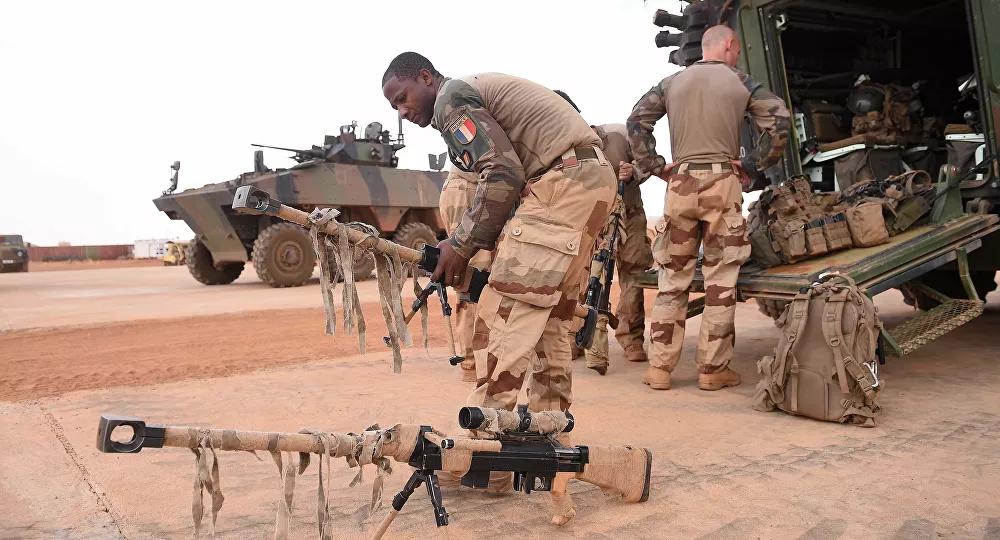 Ataque aéreo deixa mais de 20 mortos no Mali