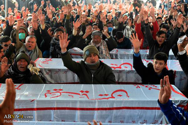 تقرير مصور / حداد واحتجاج للشيعة الهزارة بجوار نعش 11 عاملاً قتلوا على يد الارهابيين