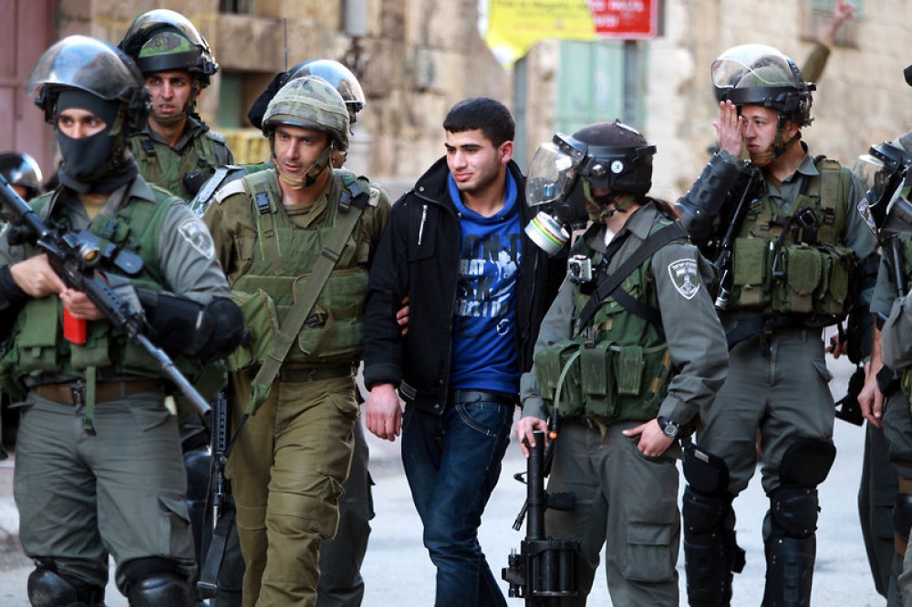قوات العدو الإسرائيلي تعتقل ثمانية فلسطينيين في الضفة الغربية