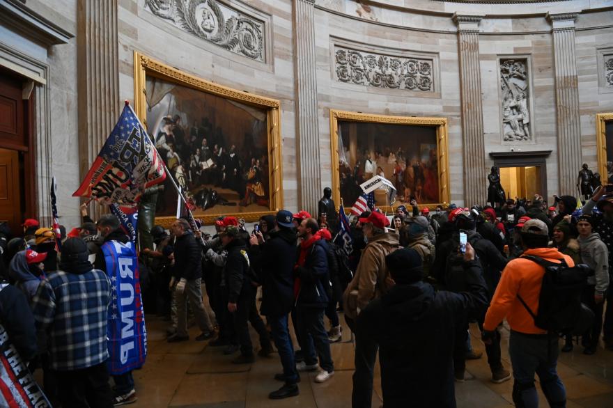 Des partisans de Trump envahissent le Capitole, Biden dénonce une « insurrection »