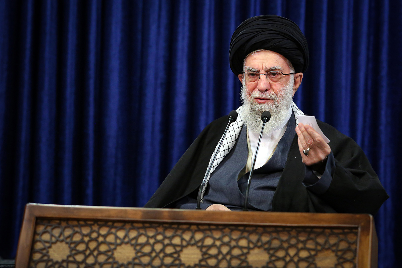 Imam Jameneí: “Occidente está obligado a levantar las sanciones contra Irán de inmediato” 