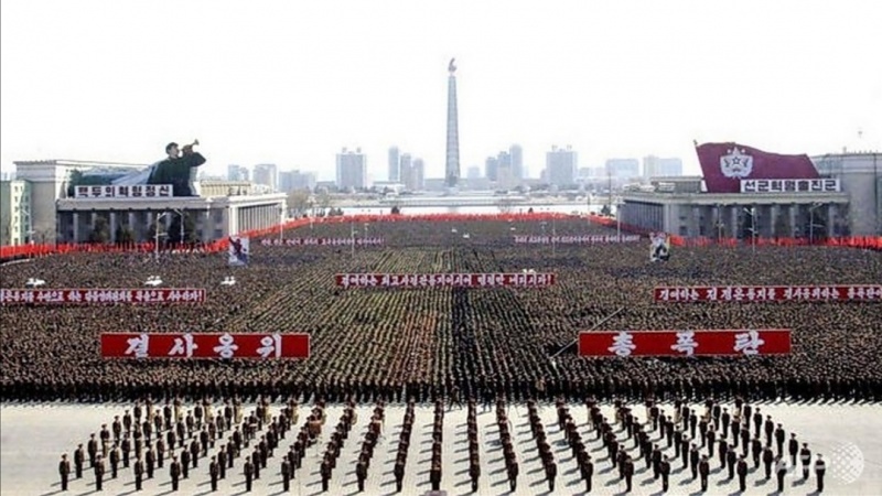 北朝鮮で、昨年より小規模での寒波の中「深夜軍事パレード」強行か