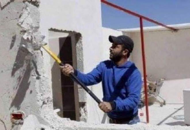 العدو الصهيوني يجبر فلسطينيا على هدم منزله في القدس المحتلة