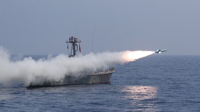 Запуск морских крылатых ракет в ходе военно-морских учений "Эктедар-99" ("Сила")