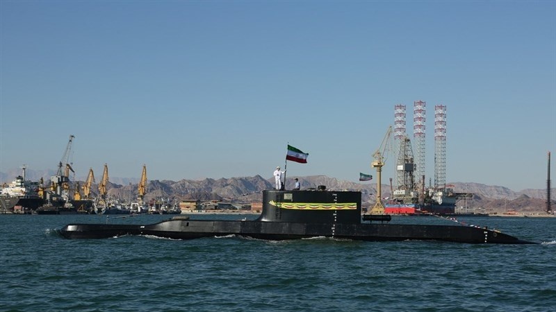 イラン南部での海軍演習で、国産潜水艦による魚雷発射実験が成功