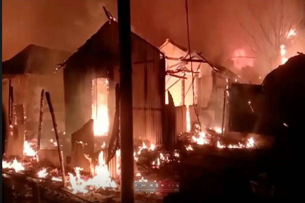 Ang mga Tahanan ng mga Libu-libong mga Muslim na Rohingya na mga Kampo ng Taong-takas ay Nawasak