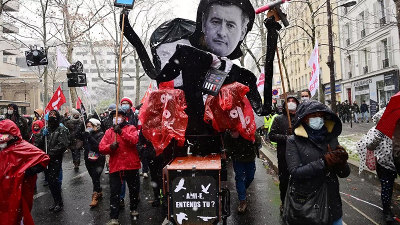 Демонстрация парижан в знак протеста против законопроекта о безопасности