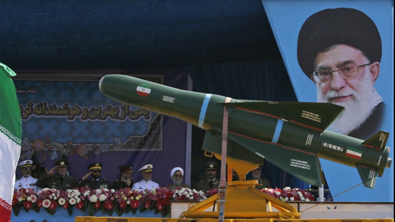 イラン軍発射の弾道ミサイルが、米空母近くで爆発