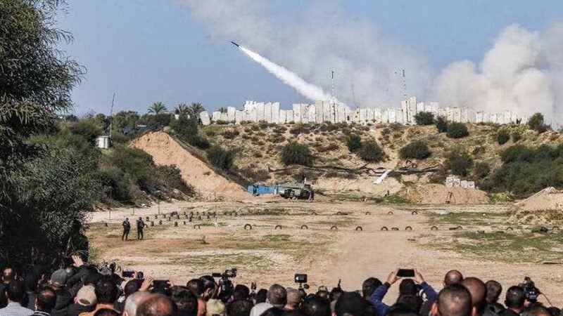 Israelische Kampfflugzeuge starten Angriffe auf den belagerten Gazastreifen