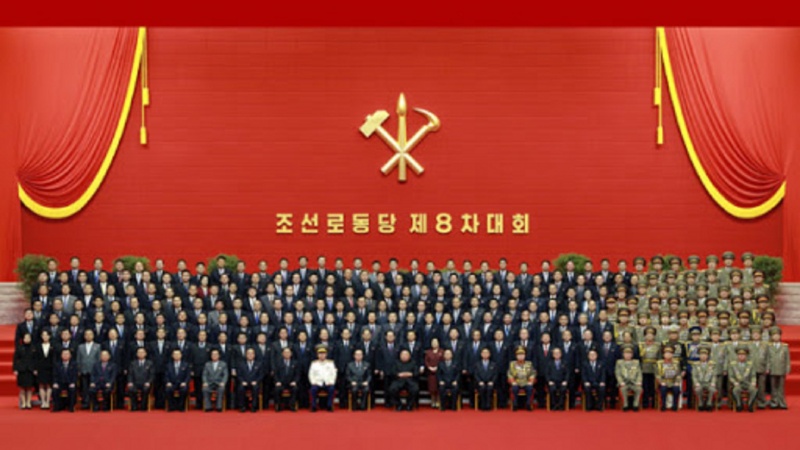 北朝鮮総書記が「人民｣を強調、選出された党・内閣幹部と記念撮影