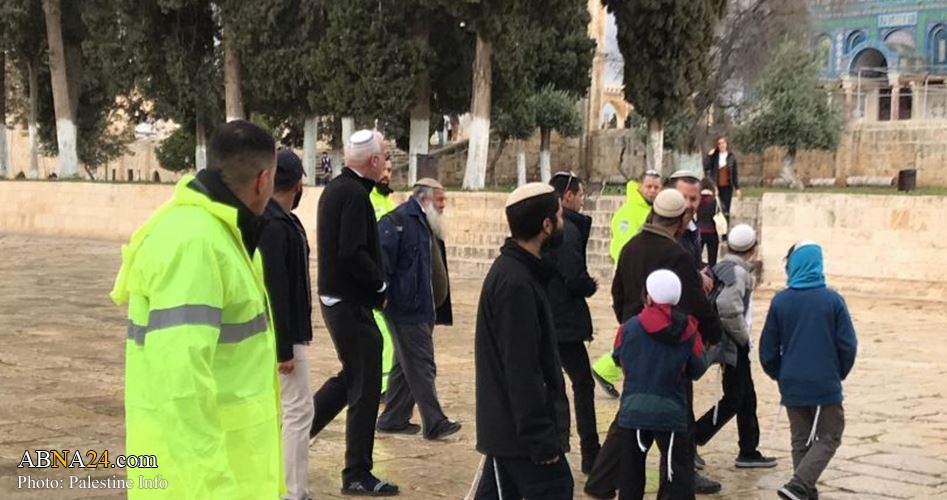 Zionist regime police, extremist settlers continue storming Al-Aqsa courtyards