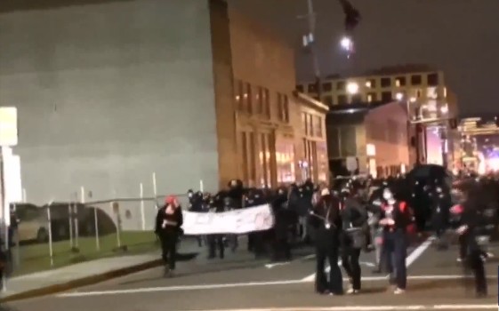 Anti-Regierung-Demonstranten zerstören das Büro der Demokraten in Oregon nach der Amtseinführung von Biden