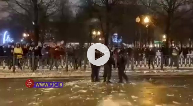 Rusya'da yeni protesto yöntemi: kar topu fırlattılar